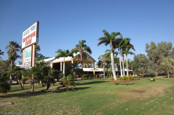 Entrance of the motor inn<br>Photo by Mum