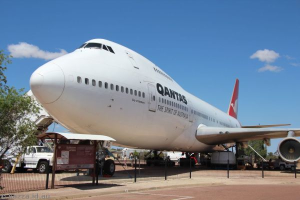 Qantas Boeing 747-200 VH-EBQ at Longreach
