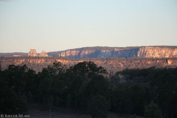 Cliffs southeast of Carnarvon Gorge at sunset