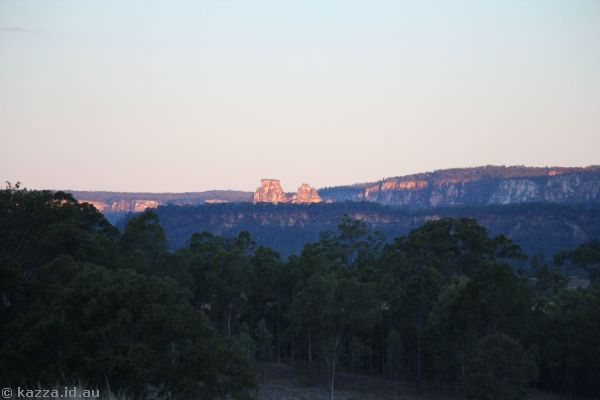 Cliffs southeast of Carnarvon Gorge at sunset
