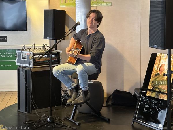 Caelo performing live music