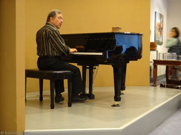 Live piano in the lobby